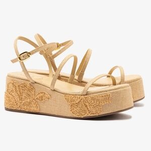 💛🔹️Larroude 🔹️Gio Flatform In Beige Raffia and Hibiscus Embroidery Wedges